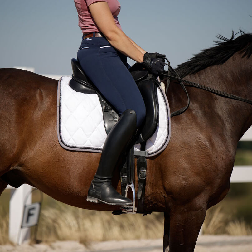 Reiter auf Pferd mit Fokus auf unruhige Beine