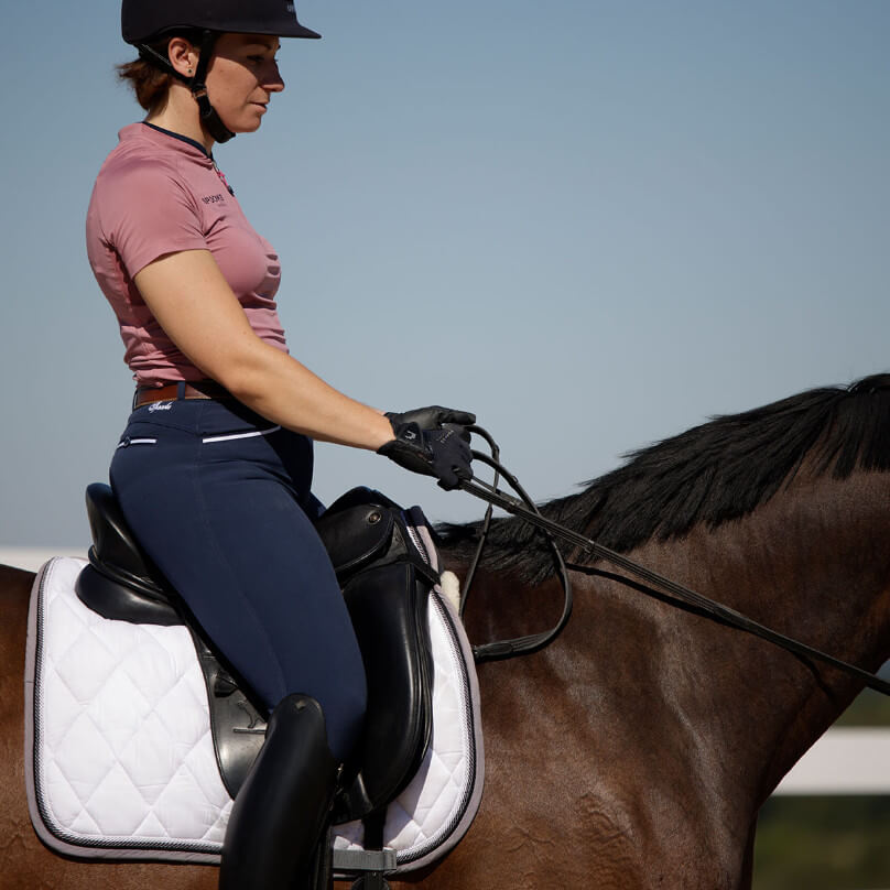 Reiter auf Pferd mit Fokus auf unruhige Hände