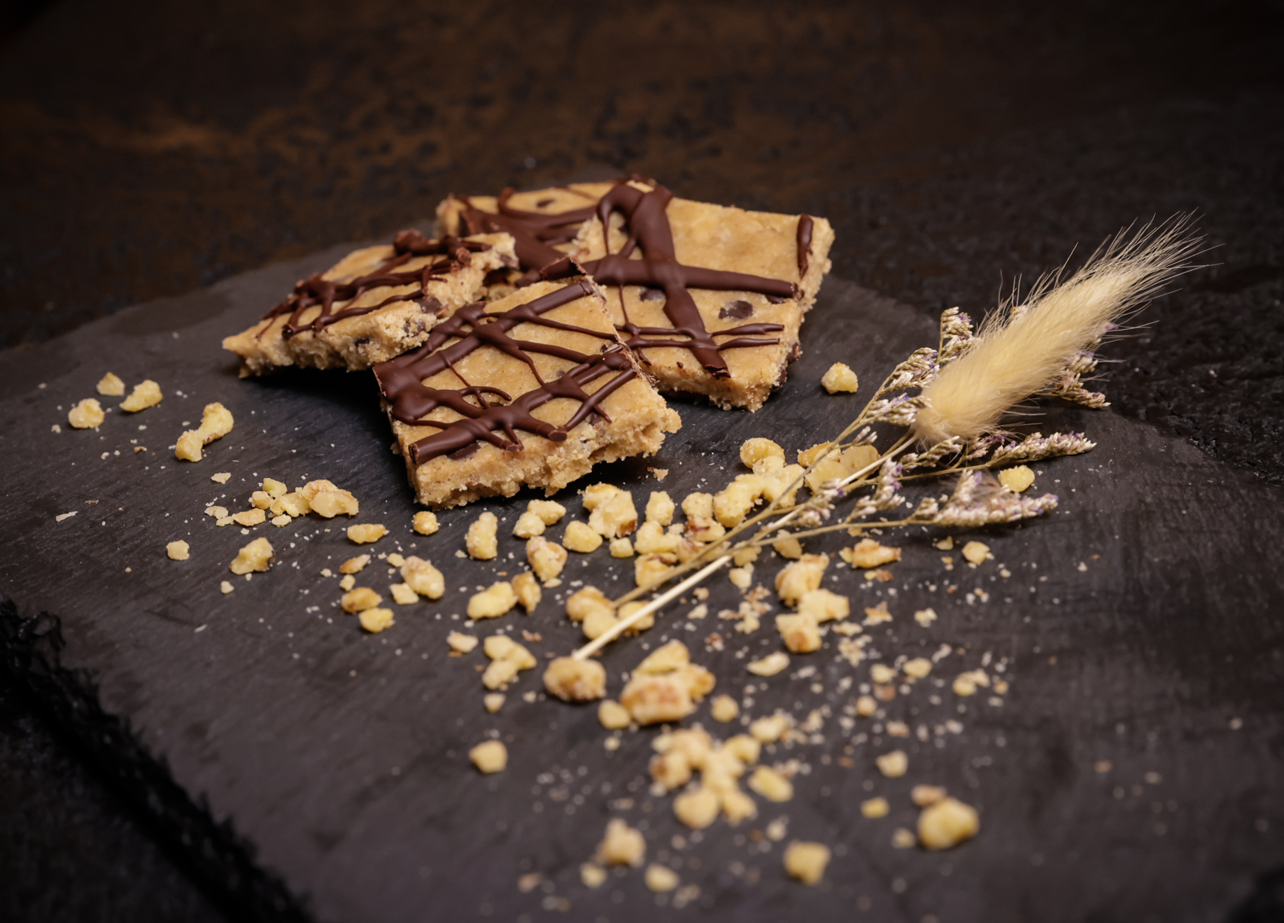 Cookie Dough Bars angerichtet auf Teller