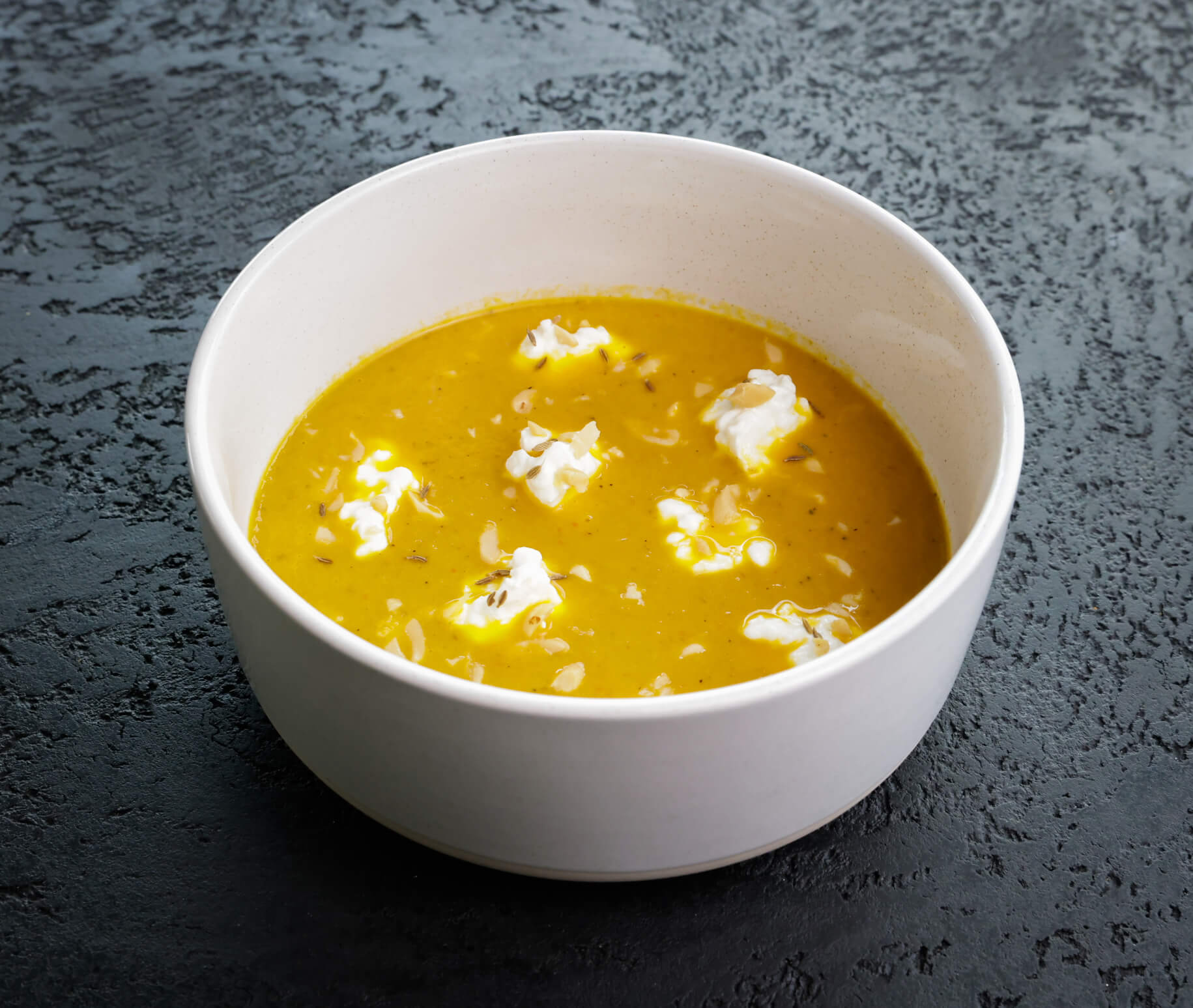 Gemüsesuppe mit Hüttenkäse und Erdnüssen