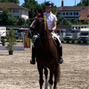 Reiterin bei der Siegerehrung auf dem Turnier auf ihrem Pferd